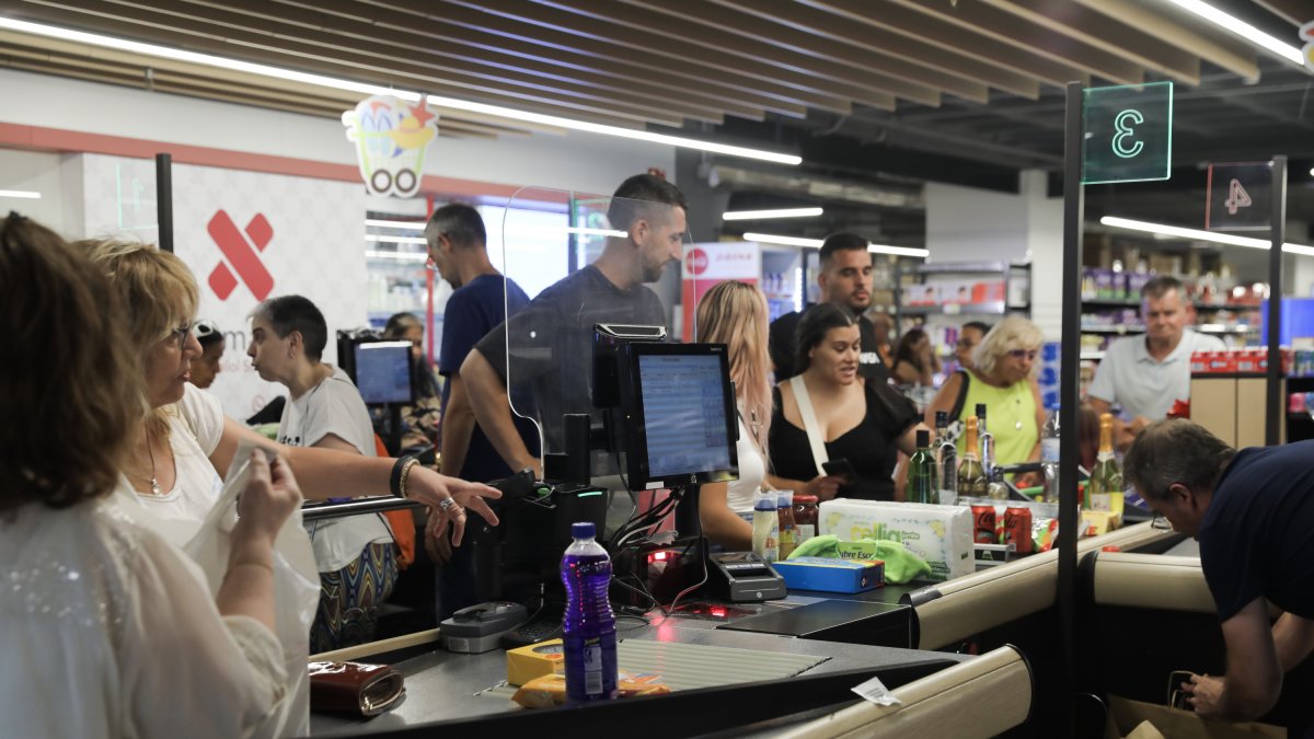 Clients al supermercat Family Cash el dia de la inauguració