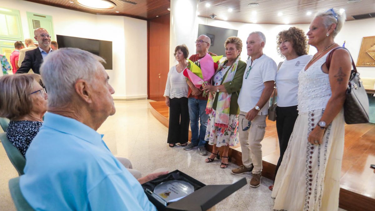 Els guardonats Maria Rossell i Joan Casas rebent l'homenatge a la gent gran d'Encamp.