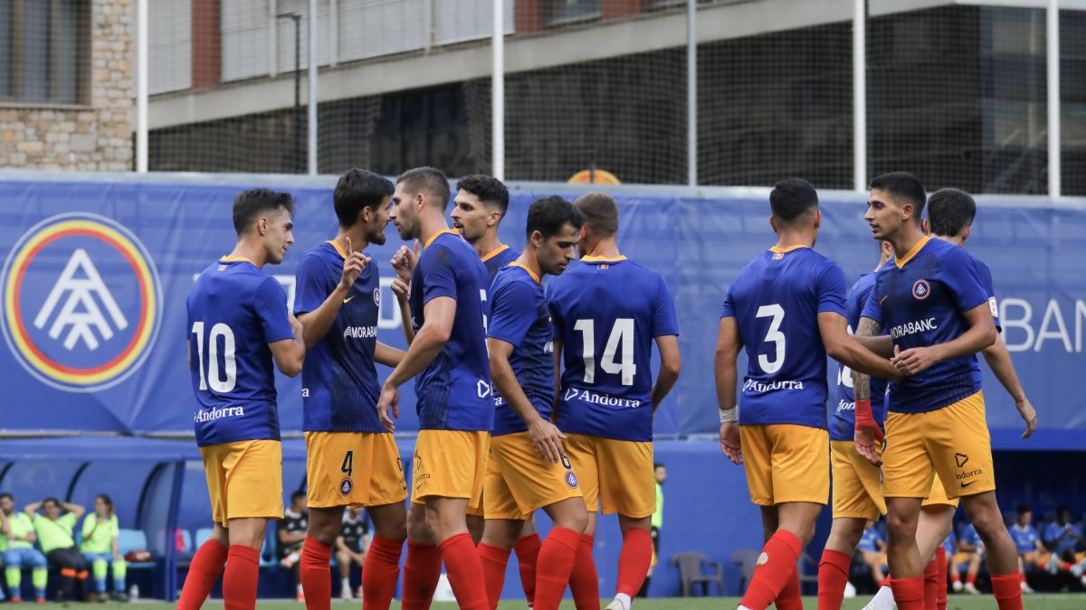Els jugadors de l’FC Andorra celebren un dels gols, ahir.