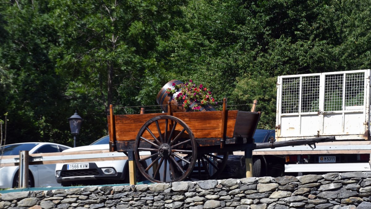 Un carro i un barril de vi decorats amb flors, a Llorts.