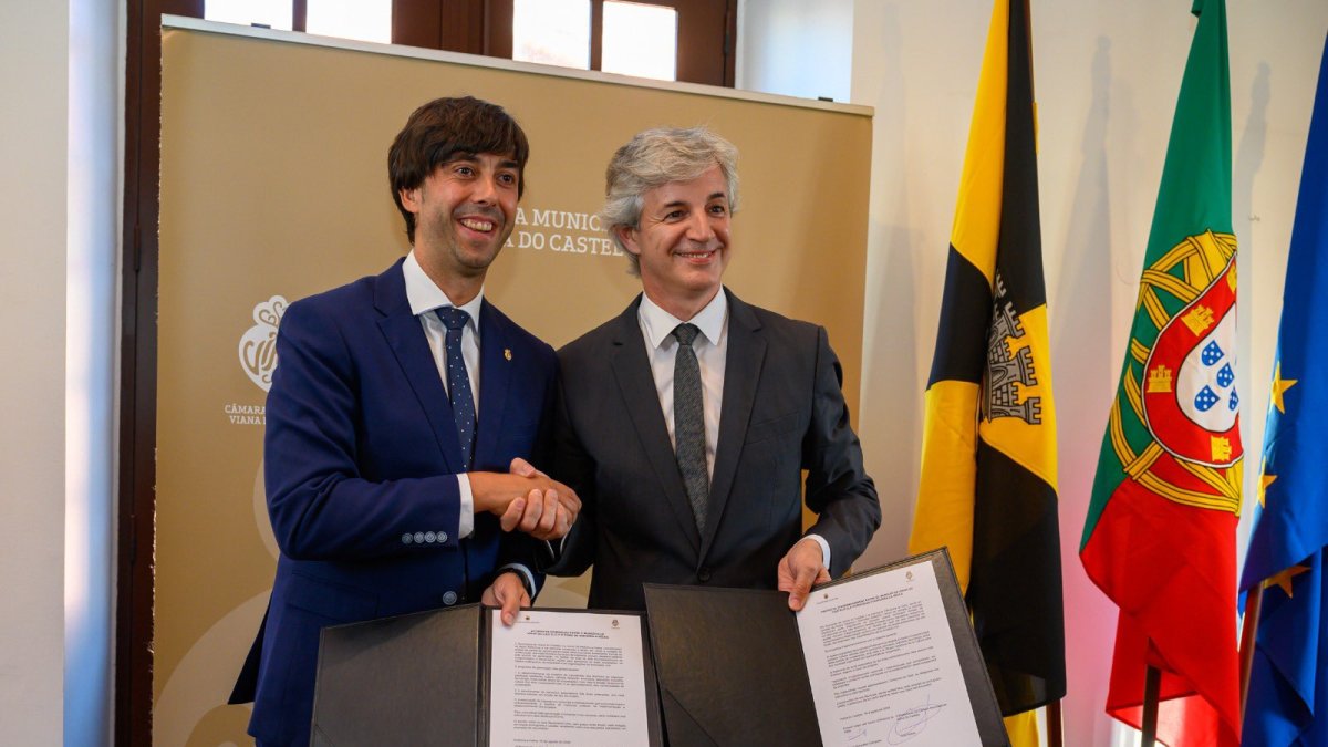 El cònsol major d'Andorra la Vella, Sergi González, i l'alcalde de Viana do Castelo, Luis Nobre, durant la signatura de l'acord d'agermanament.