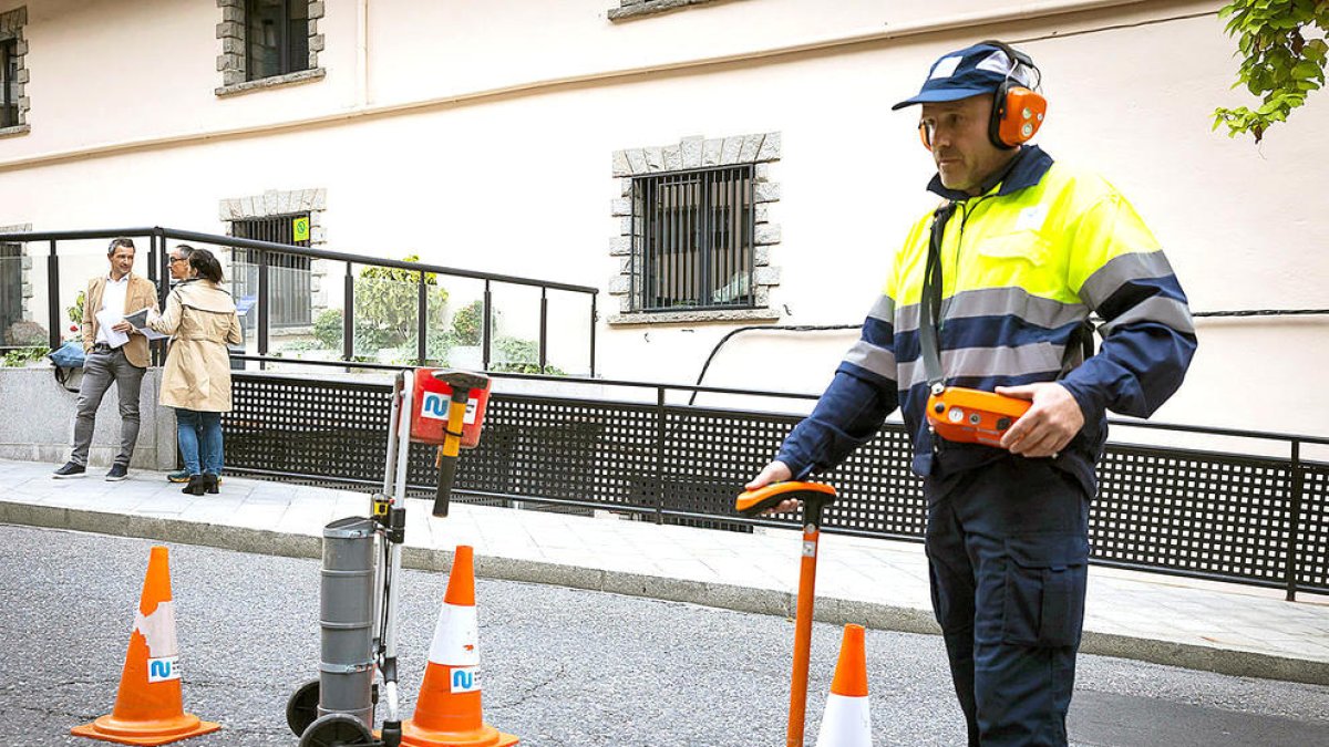Un operari fent treballs d’auscultació de la xarxa, la tardor del 2022.