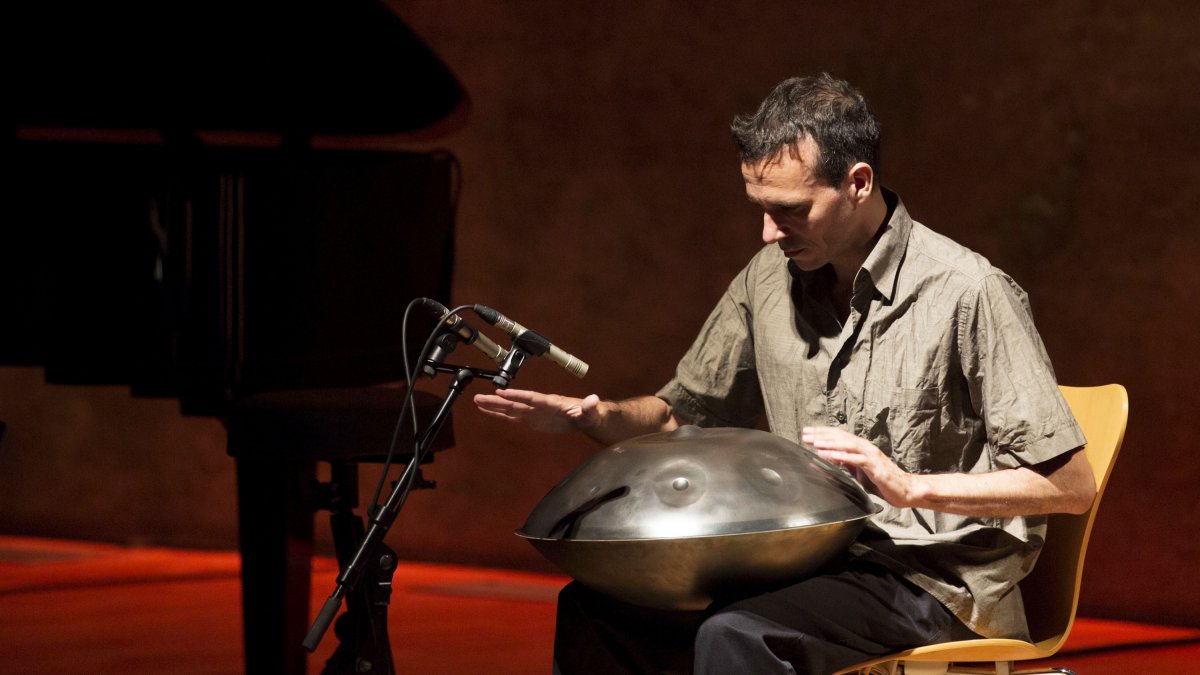 David Sitges tocant el handpan.