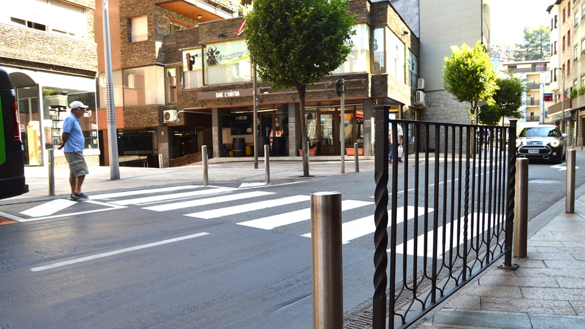 La tanca que s'ha posat a Doctor Nequi per evitar que els vianants travessin directament en sortir del passatge.