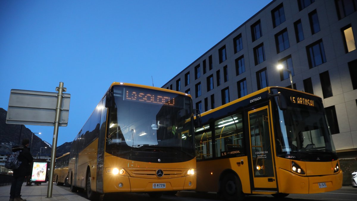 Dos autobusos sortint de l’Estació Nacional.