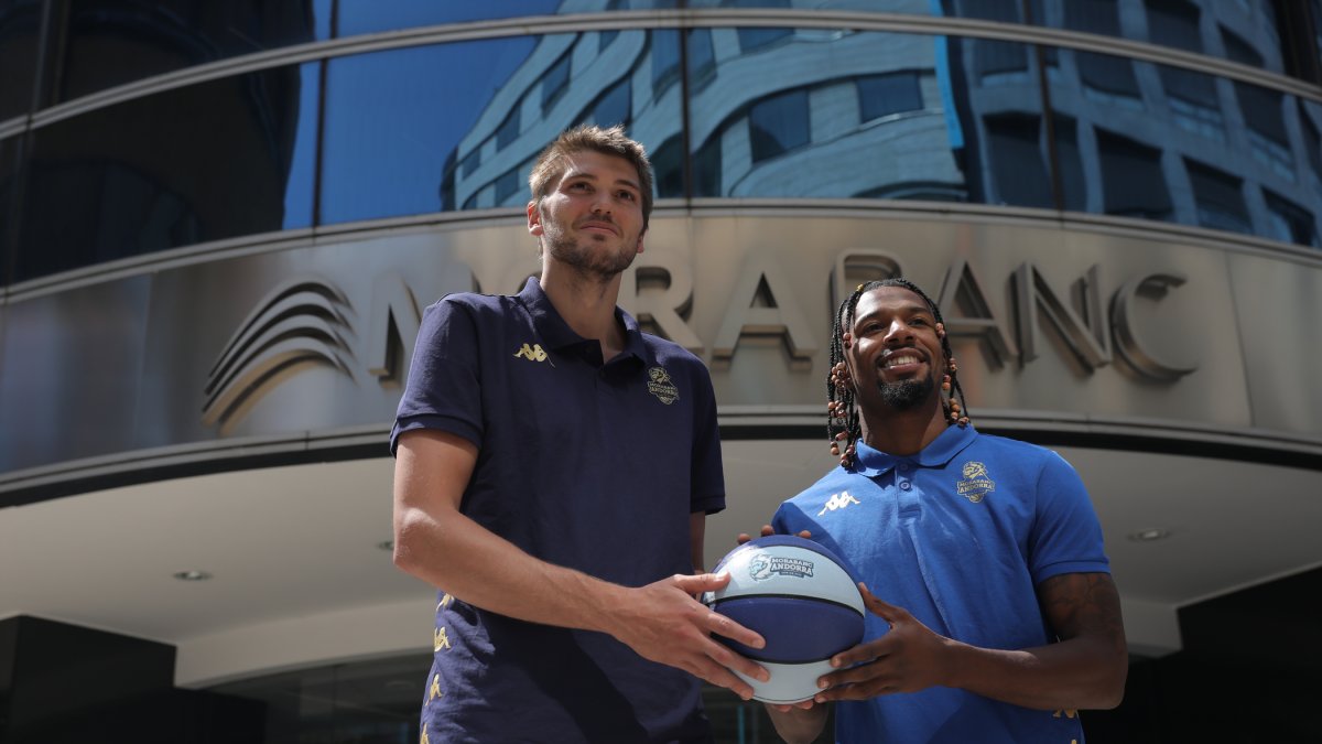 El pivot Ben Lammers i el base Shannon Evans, ahir a la seu central de MoraBanc.