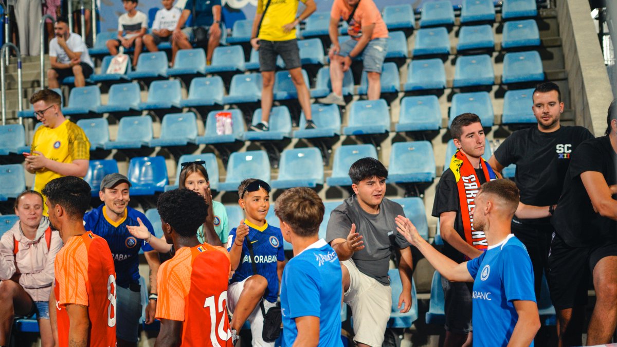 L’afició de l’FC Andorra saluda els jugadors.