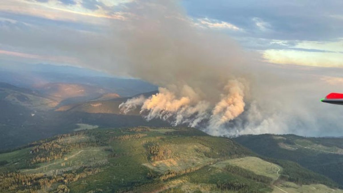 Fum de l’incendi al parc de Jasper.