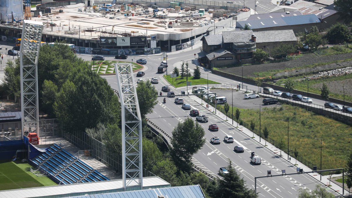 Cues de vehicles ahir a l’estadi Nacional.