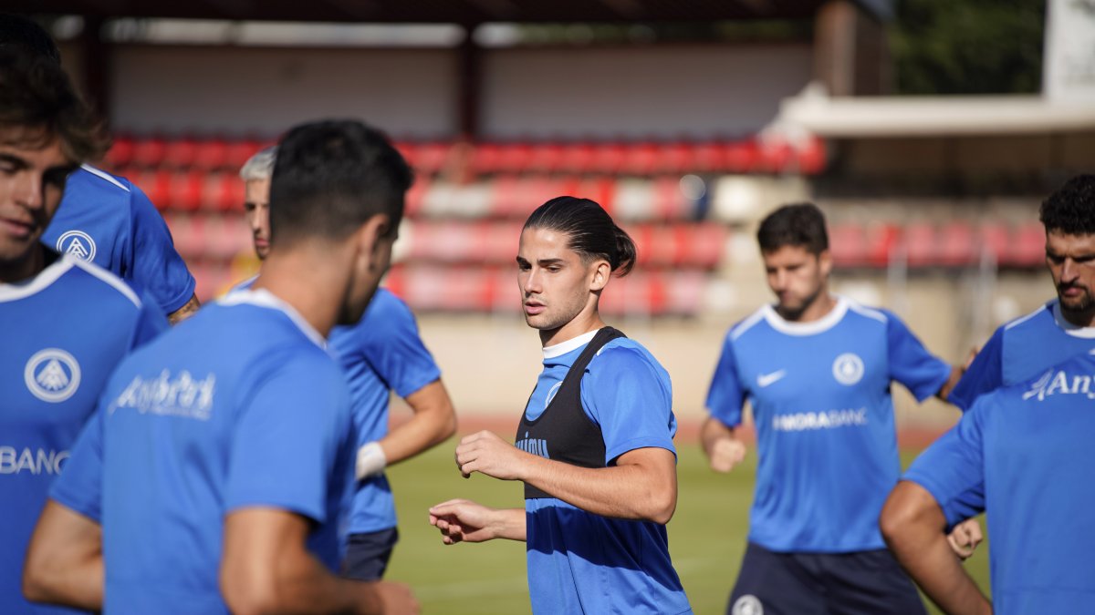 Calvo, en primer terme, a l’entrenament d’ahir.
