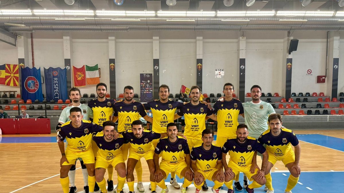 L’equip del país abans d’arrencar el duel.