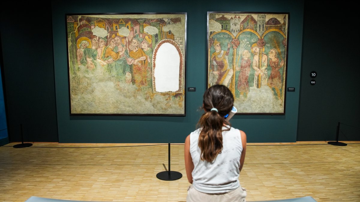 Una nena mirant els murals de Sant Esteve.