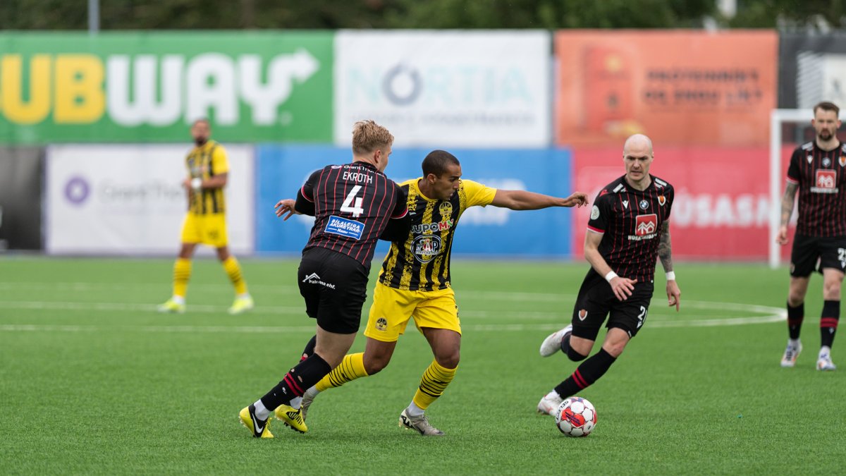 Un instant del partit celebrat a Islàndia