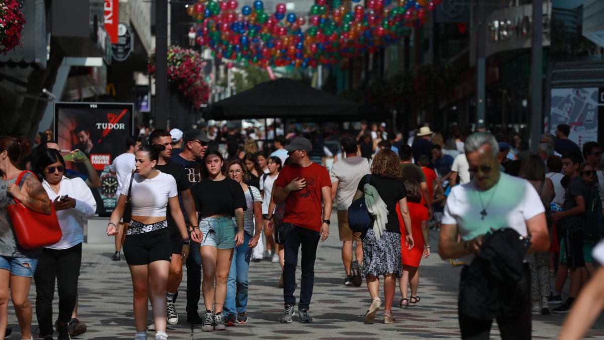 Visitants a l’eix comercial d’Andorra la Vella.
