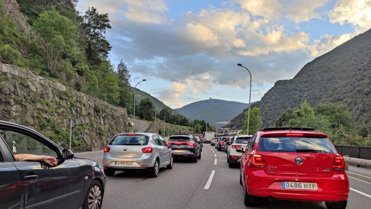 Vehicles fent cua a la carretera.