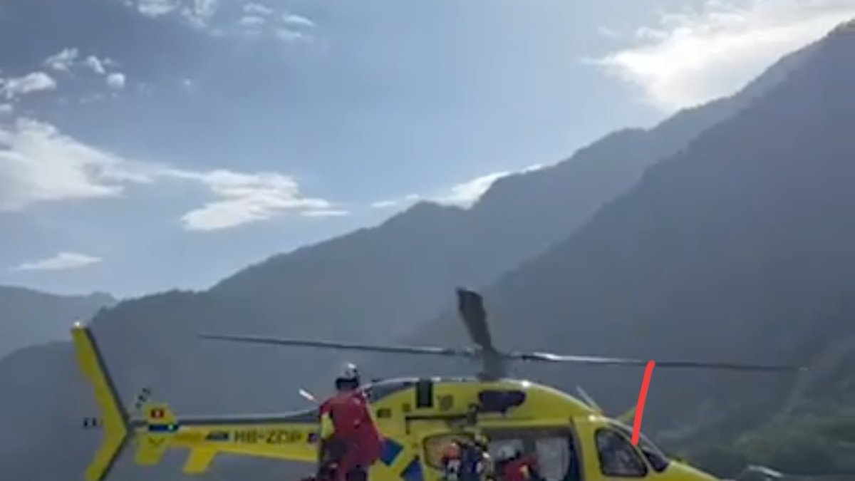 Els bombers anant a l'helicòpter del rescat