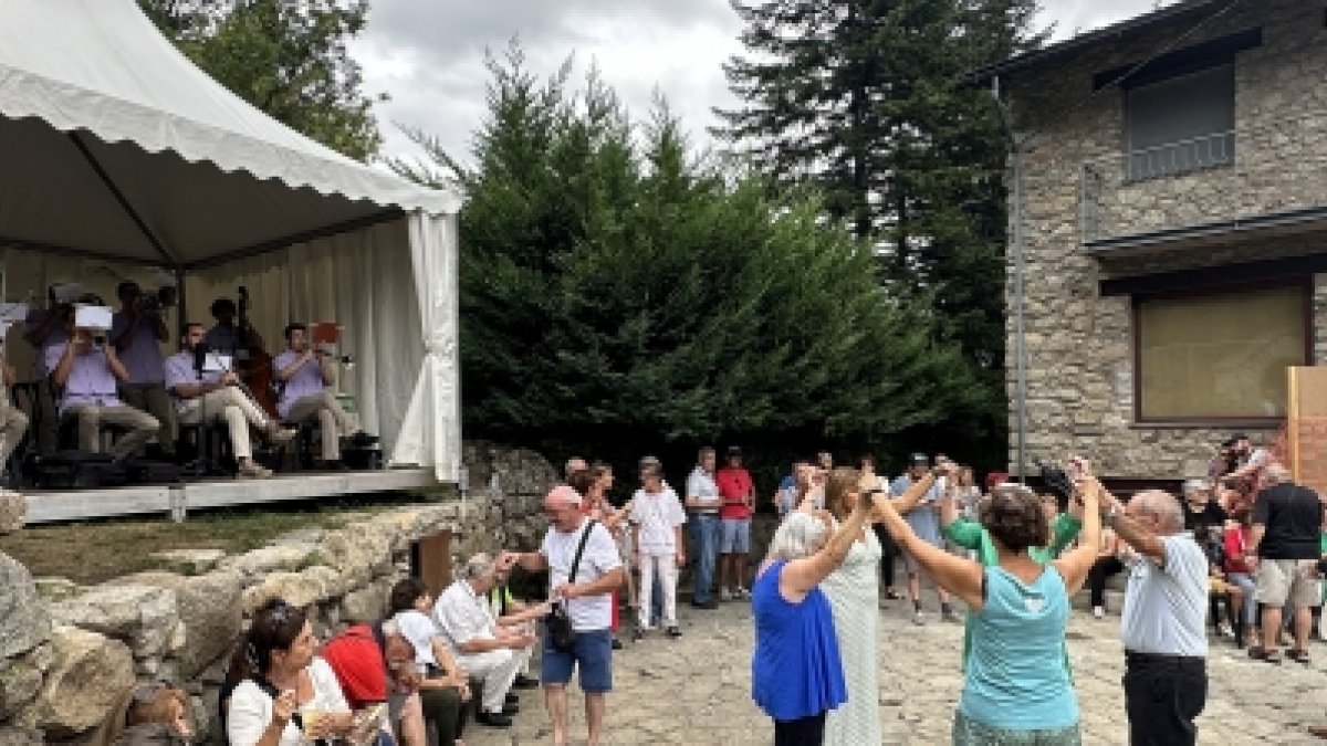 Les ballada de sardanes a la plaça major de Santa Coloma.