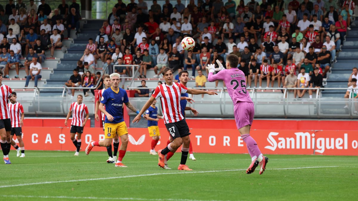 El porter del Bilbao Athletic blocant una pilota