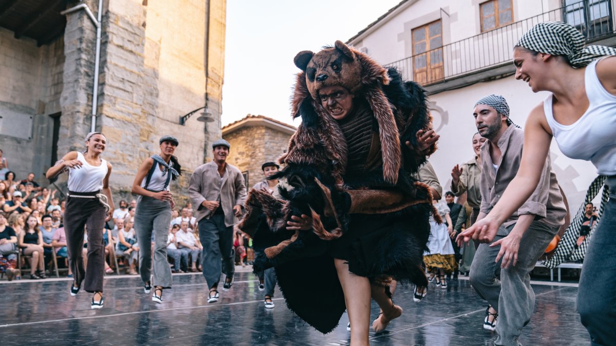 Un moment de la representació de ‘L’última ossa d’Ordino’ al festival català Ésdansa.