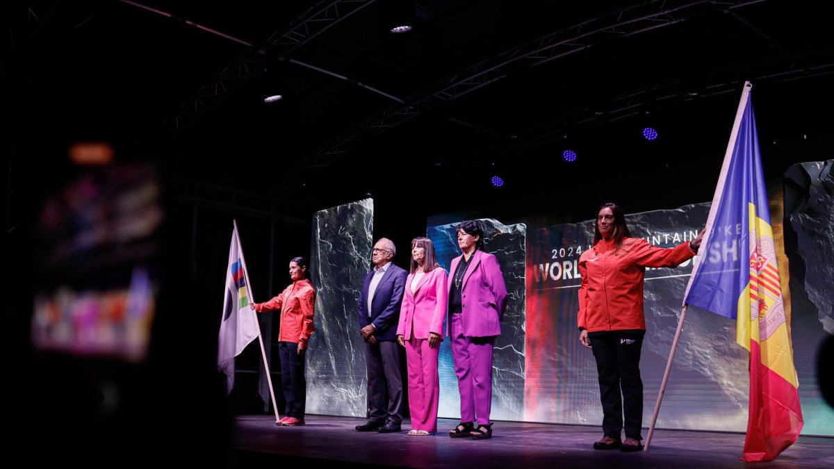 La plaça de les Fontetes de la Massana va acollir l’acte d’obertura de la cita esportiva.