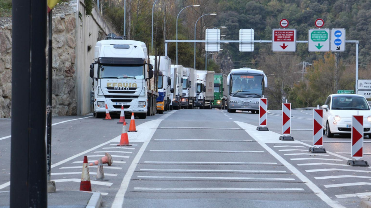 Camions a la frontera.