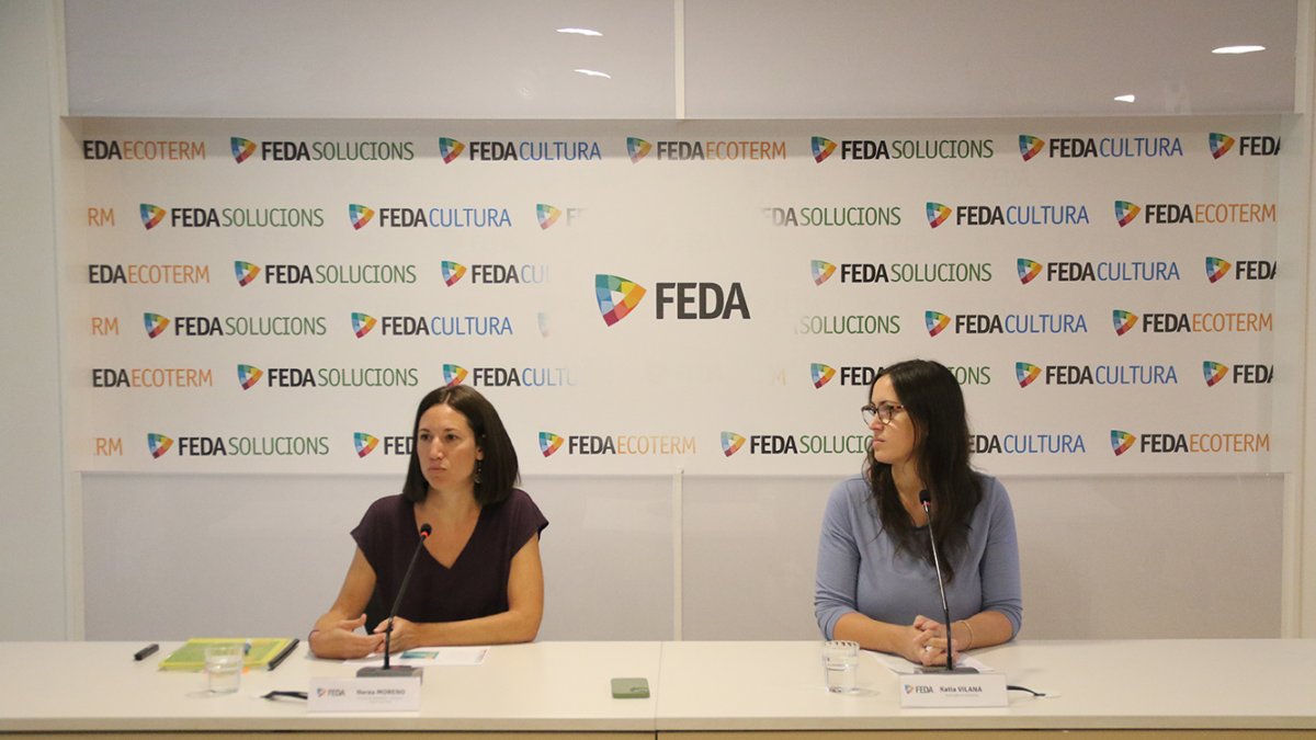 La directora de Sostenibilitat, Comunicació i Clientela de FEDA, Nerea Moreno i la responsable de Sostenibilitat de FEDA, Katia Vilana, durant la presentació del Pla de Sostenibilitat.