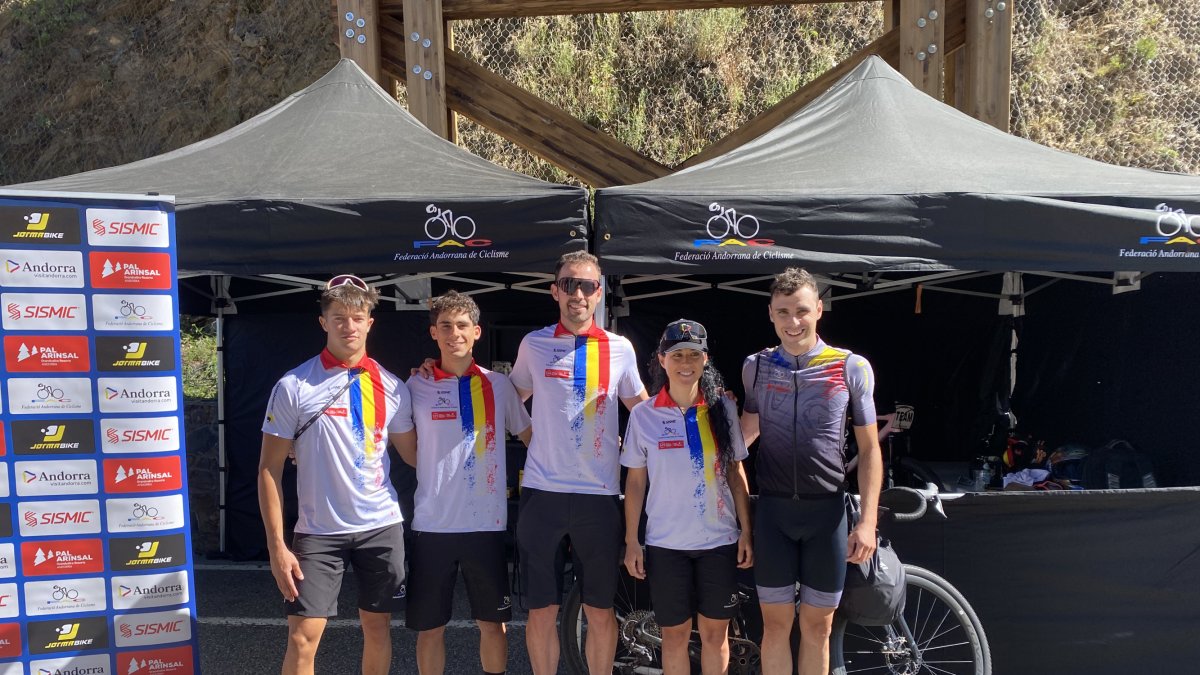 Arnau Graslaub, Roger Turné, Xavi Jové, Jessica Cruz i Oriol Pi, ahir a l’estació de Pal.