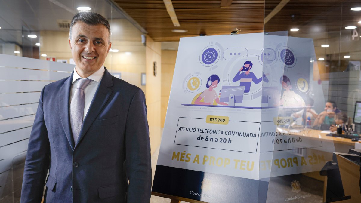 Rossell presentant la novetat, ahir a Govern.
