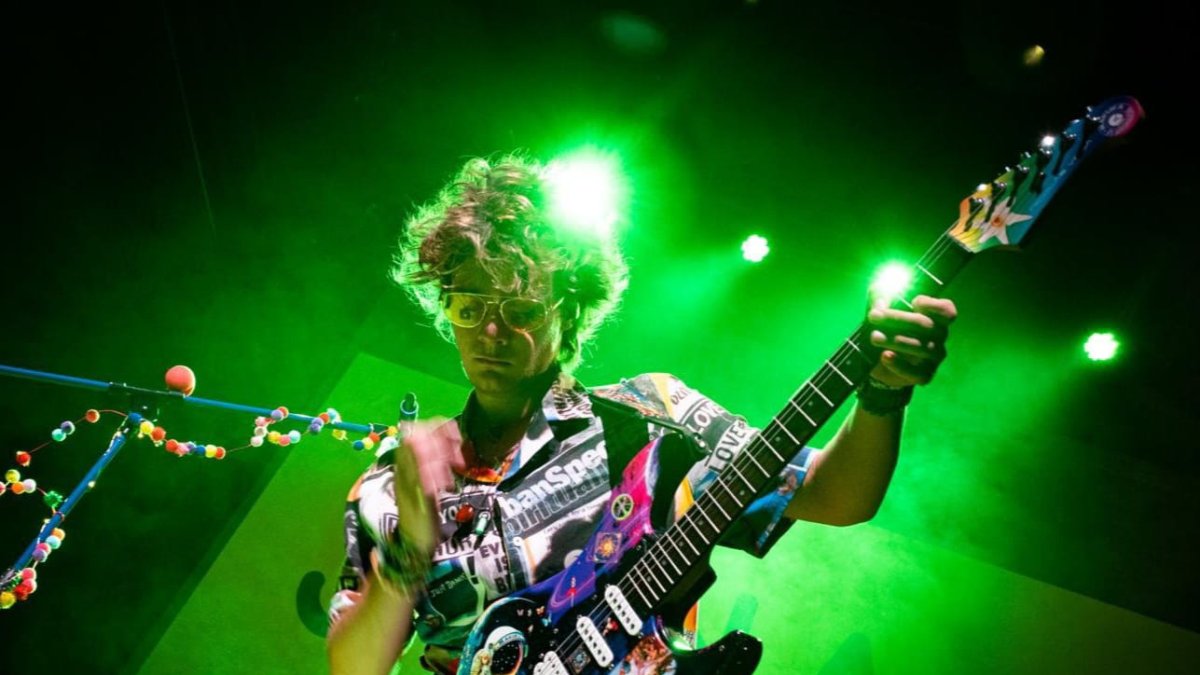 Makuka tocant la guitarra en una actuació.