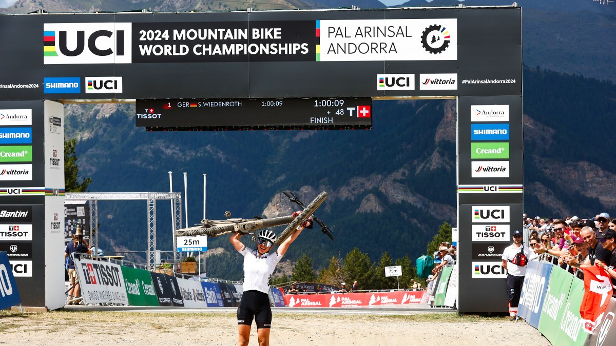 Sofia Wiedenroth en arribar a la meta