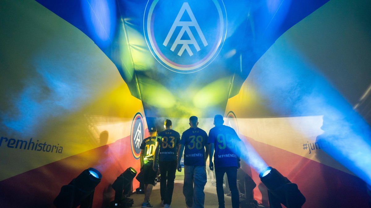 Els intèrprets de la cançó 'Som Tricolors' dedicada a l'FC Andorra