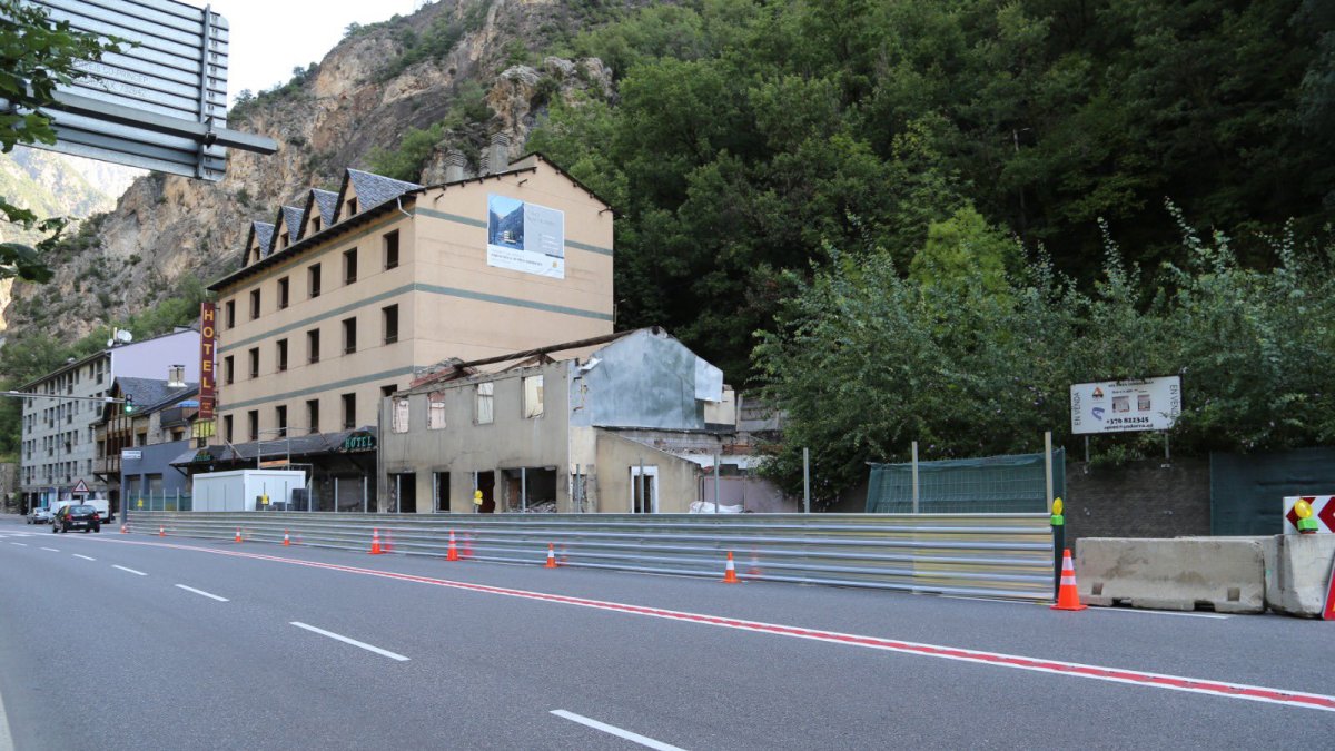 L’edifici i la tanca que ja ocupa un dels carrils de circulació.