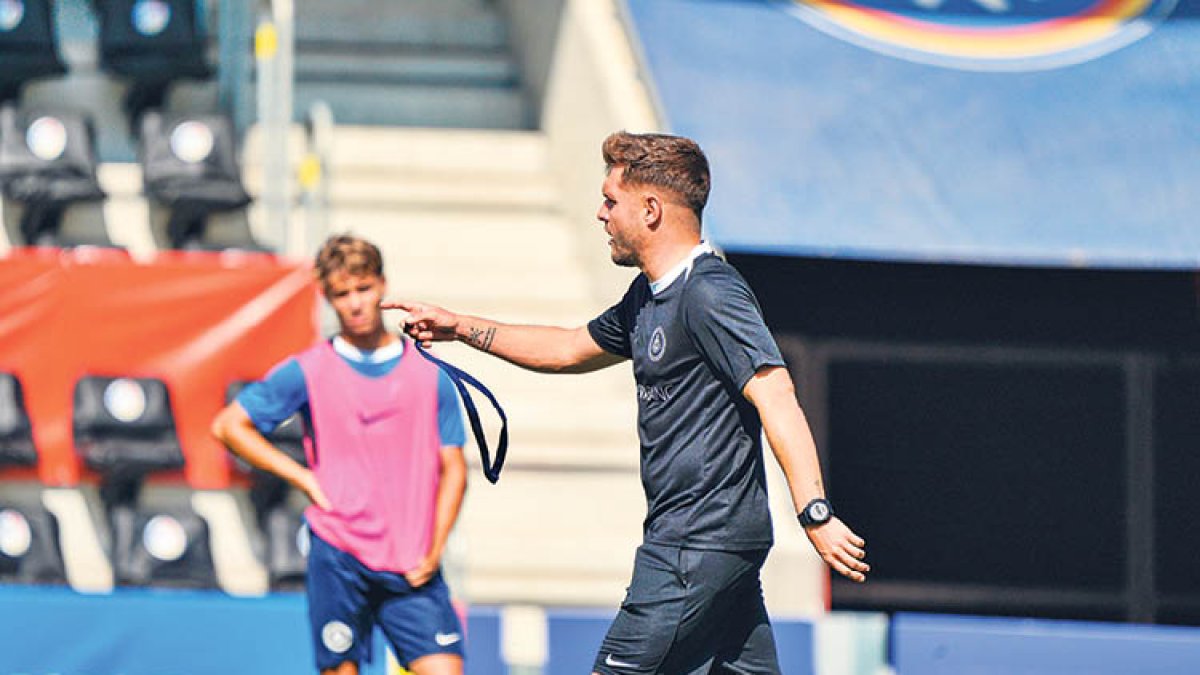 El tècnic tricolor, Ferran Costa, durant una sessió d’entrenament al Nacional.