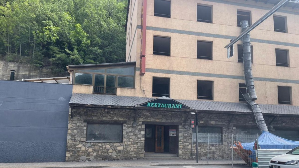 Retiren part de la tanca de la zona de l'accident