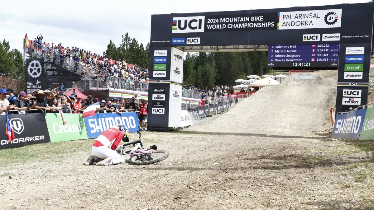 Valentina Höll celebra, emocionada, el seu tercer títol mundial consecutiu