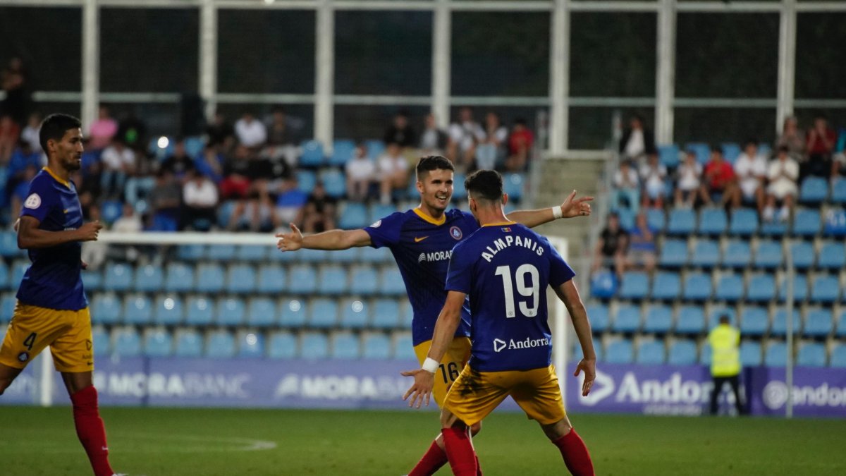 Álvaro Peña celebra l’1-0 amb Christos Almpanis.