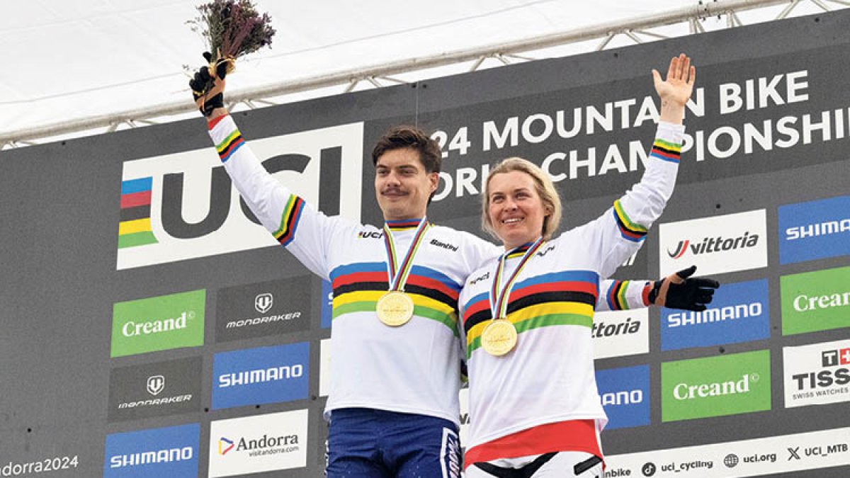 Els campions del Món de descens Valentina Höll i Loris Vergier, ahir al podi de Fontanals.