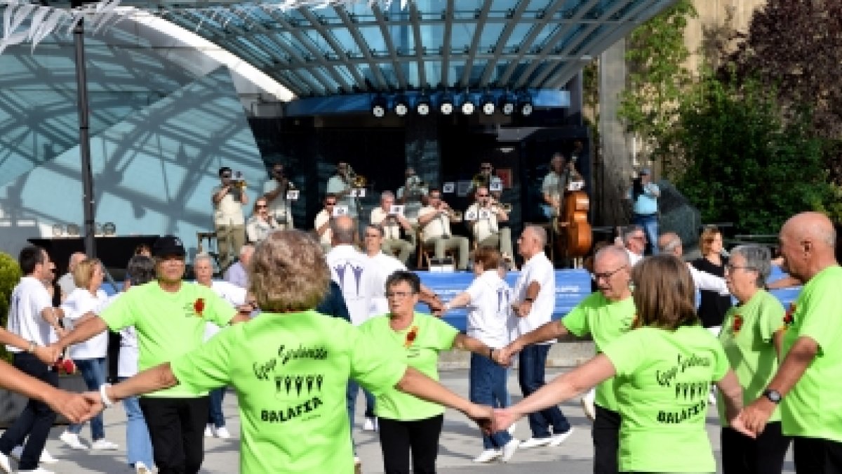 Un moment de la jornada amb les diferents colles ballant.