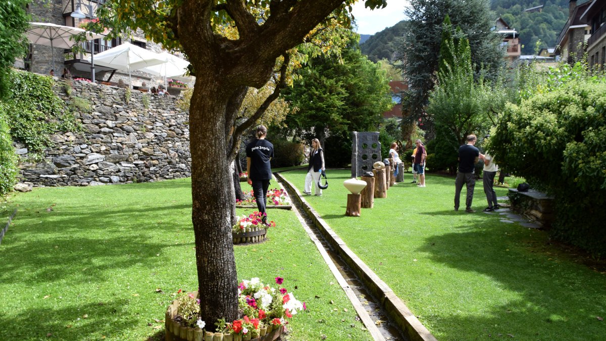 Un dels espais de l’Ordino Jardins d’Art amb escultures al fons.