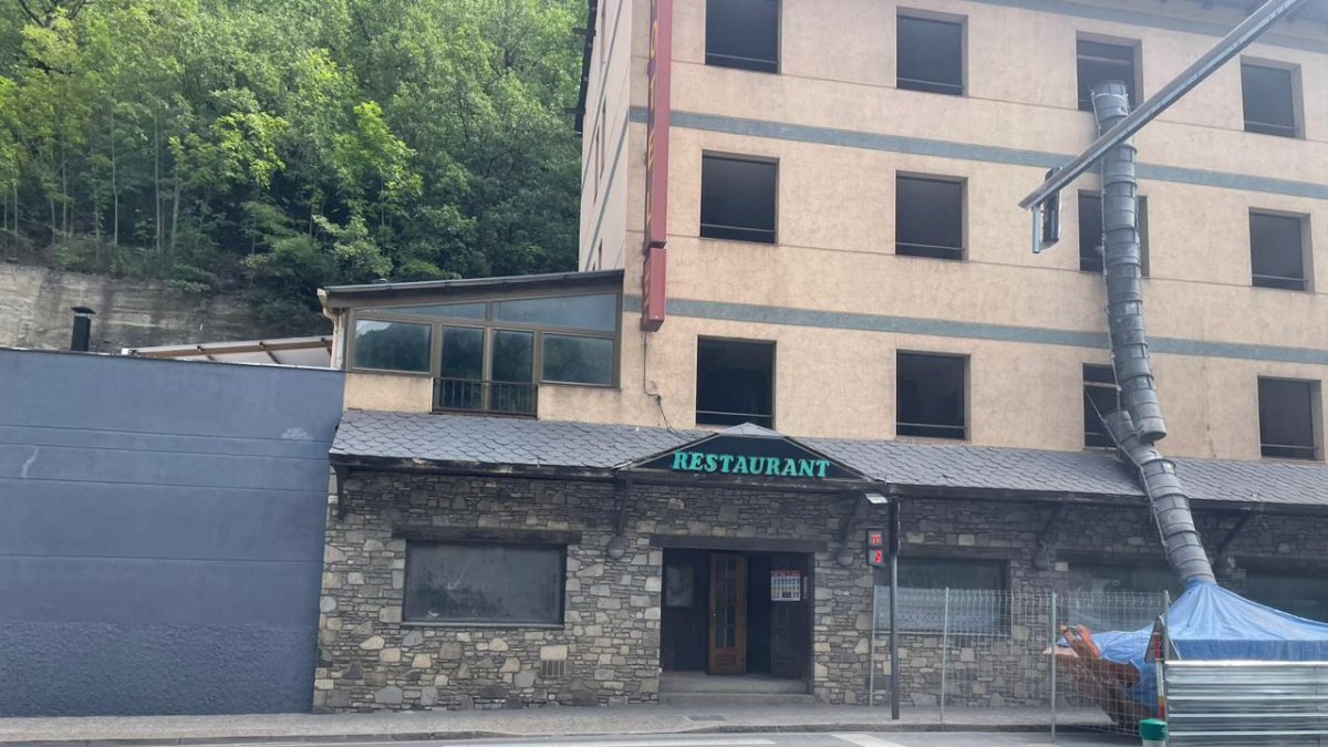 La retirada parcial de la tanca opaca es va fer ahir al matí.