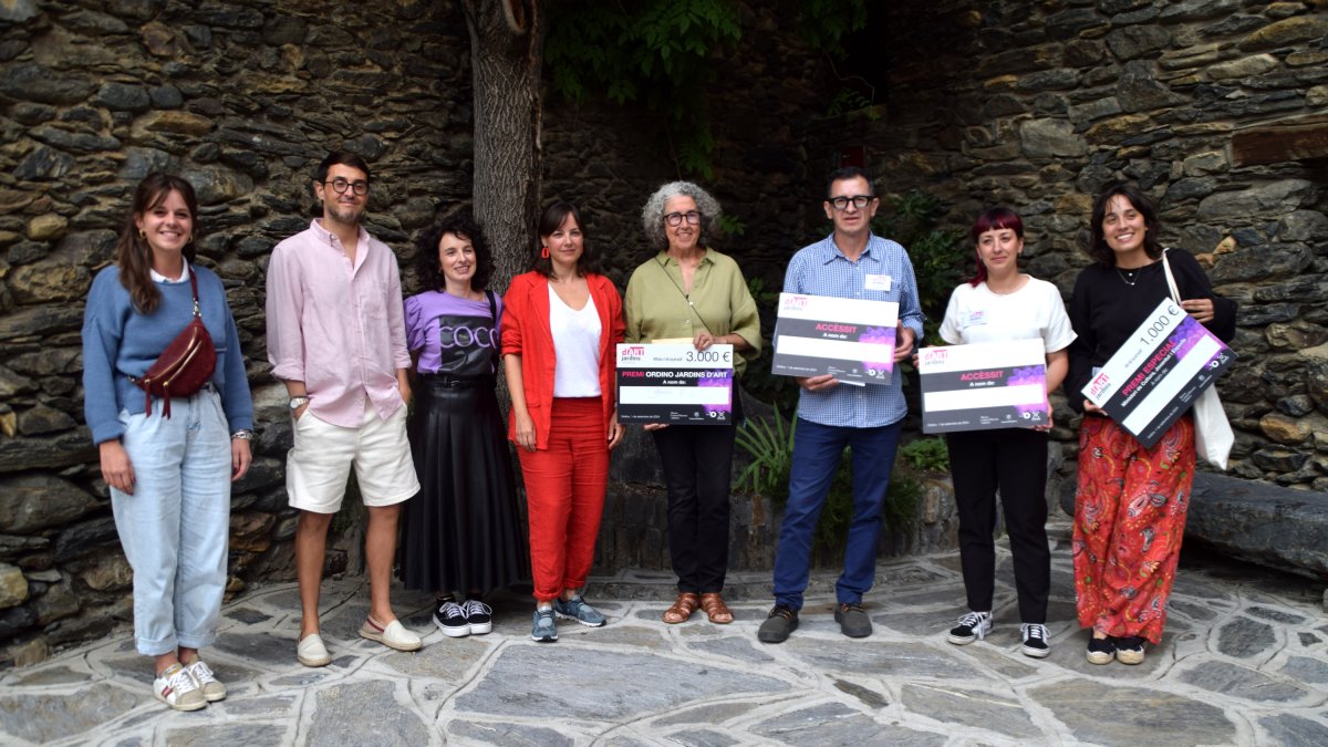 Els guanyadors del concurs amb representants del jurat.