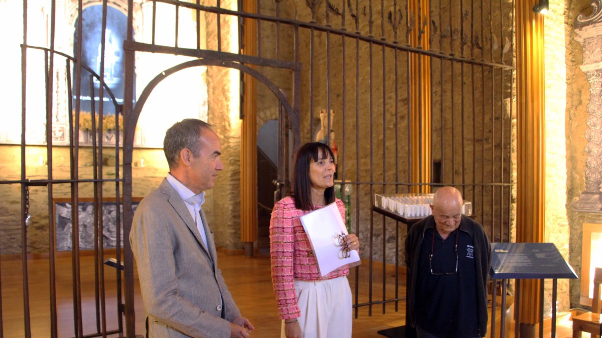 El cònsol major de Canillo, Jordi Alcobé; la ministra de Cultura, Joventut i Esports, Mònica Bonell; i el mossèn Ramon de Canillo