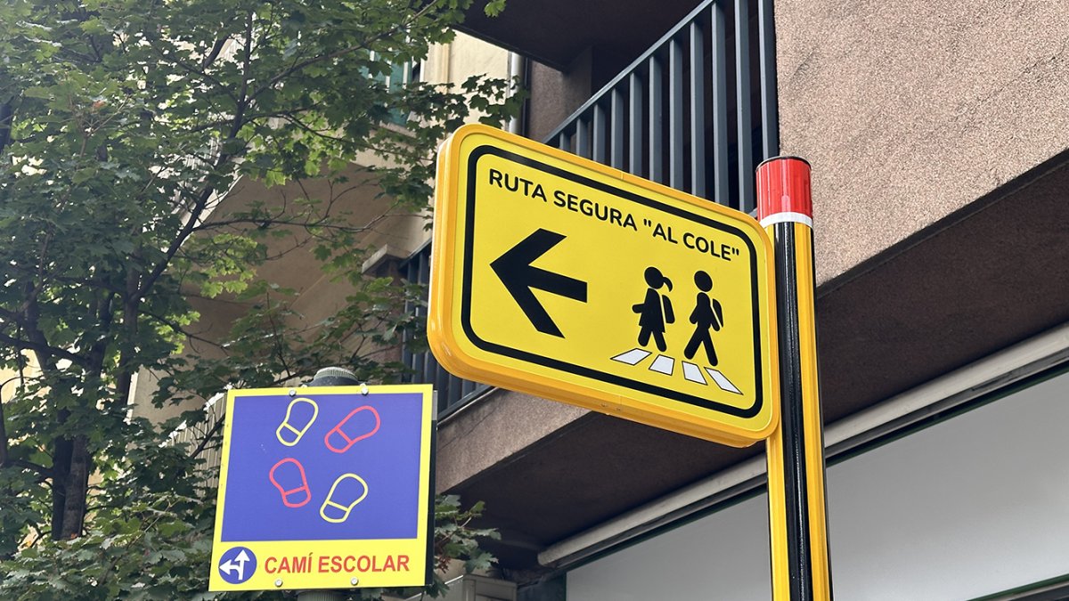 La nova senyalització dels camins escolars a l'avinguda de Santa Coloma
