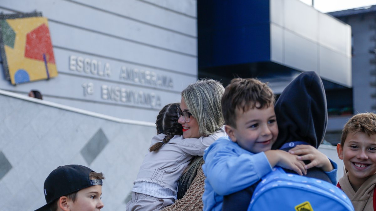 Alumnes de l'Escola Andorrana de Santa Coloma en l'inici del curs aquest matí