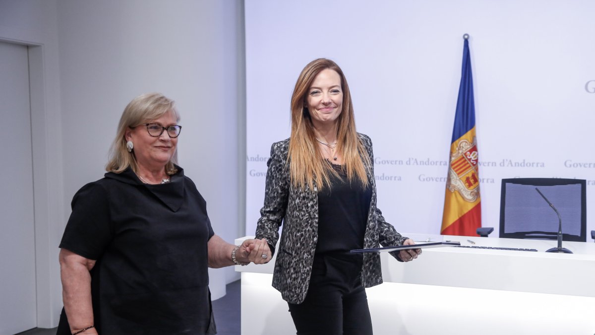 La ministra Helena Mas ha signat el conveni amb la presidenta de la Fundació Ajuda i Esperança, Esperança Esteve
