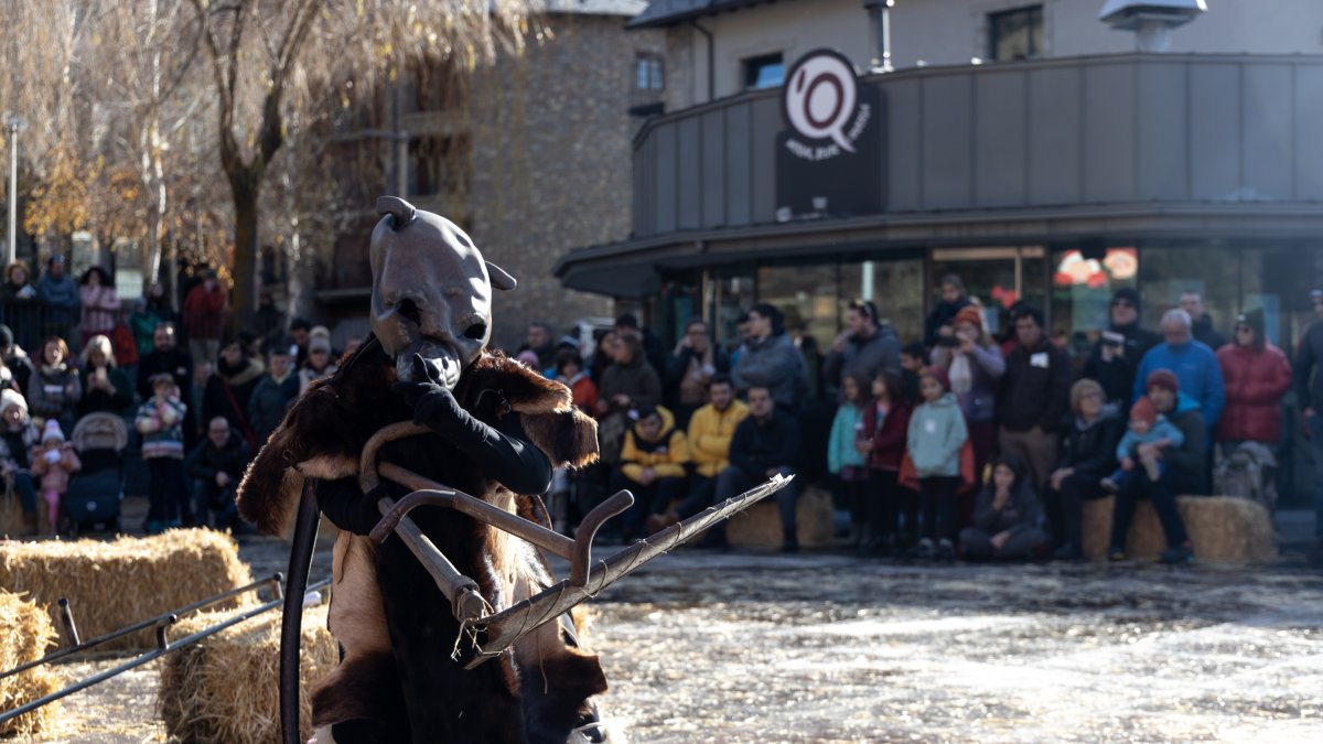 Representació de l'Ossa d'Ordino en una jornada anterior