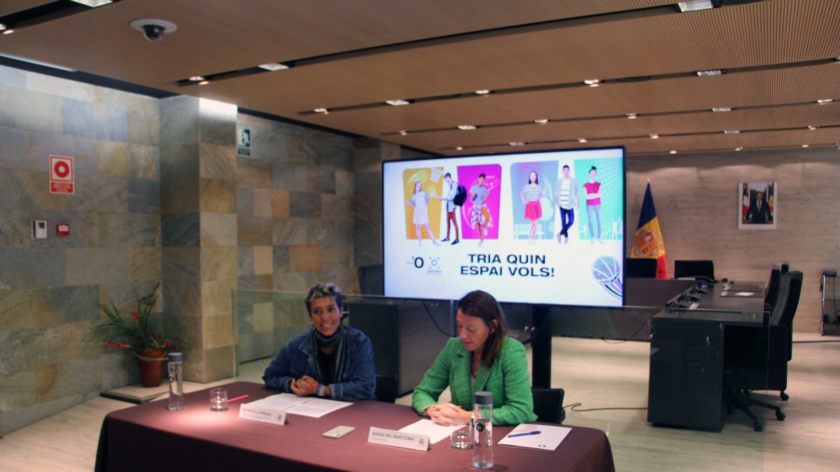 La cònsol major d'Ordino, Maria del Mar Coma, i la consellera Comunicació, Sistemes d'Informació, Participació Ciutadana, Associacionisme i GdH, Meritxell Rabadà