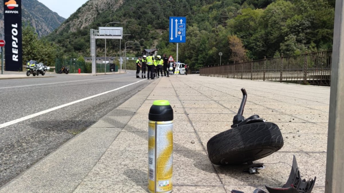 Restes del patinet elèctric implicat en l'accident a l'altura del pont romànic de la Margineda