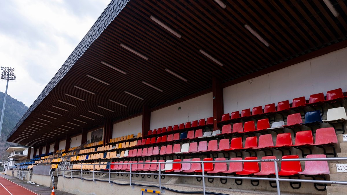 Estat actual de la graderia de l’Estadi Comunal.