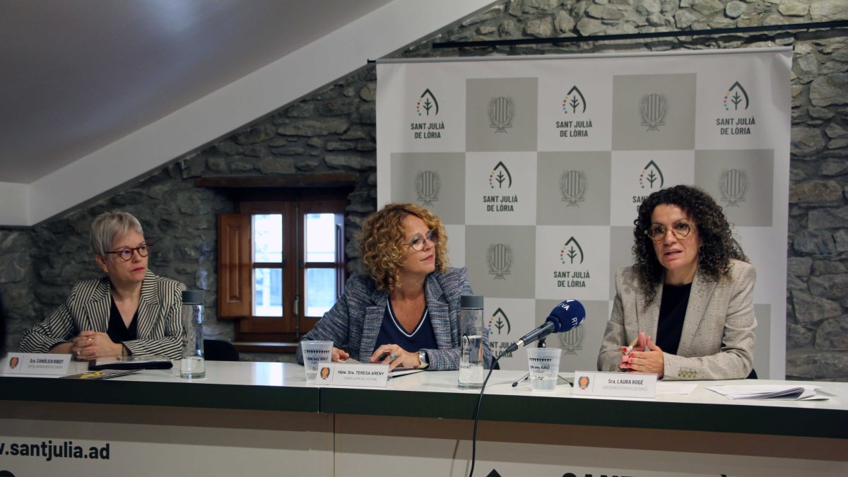 La consellera de Cultura del comú de Sant Julià de Lòria, Teresa Areny; la cap del Servei de Promoció Cultural, Laura Rogé; i la cap del departament de Turisme, Canòlich Ribot, durant la presentació.